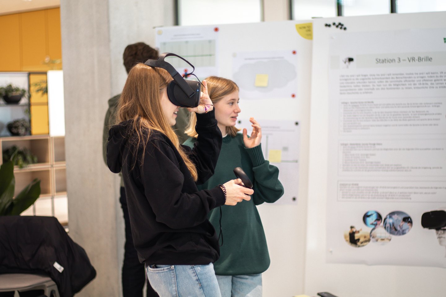 Square Camp: Studierende versucht die VR-Brille aus