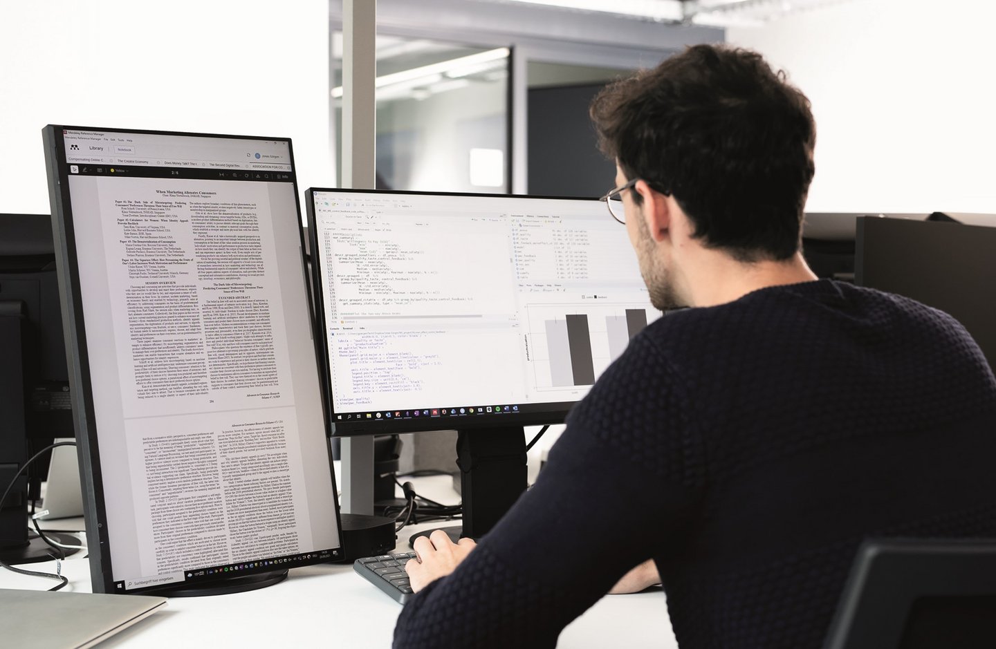 Person sitzend vor dem PC-Bildschirm