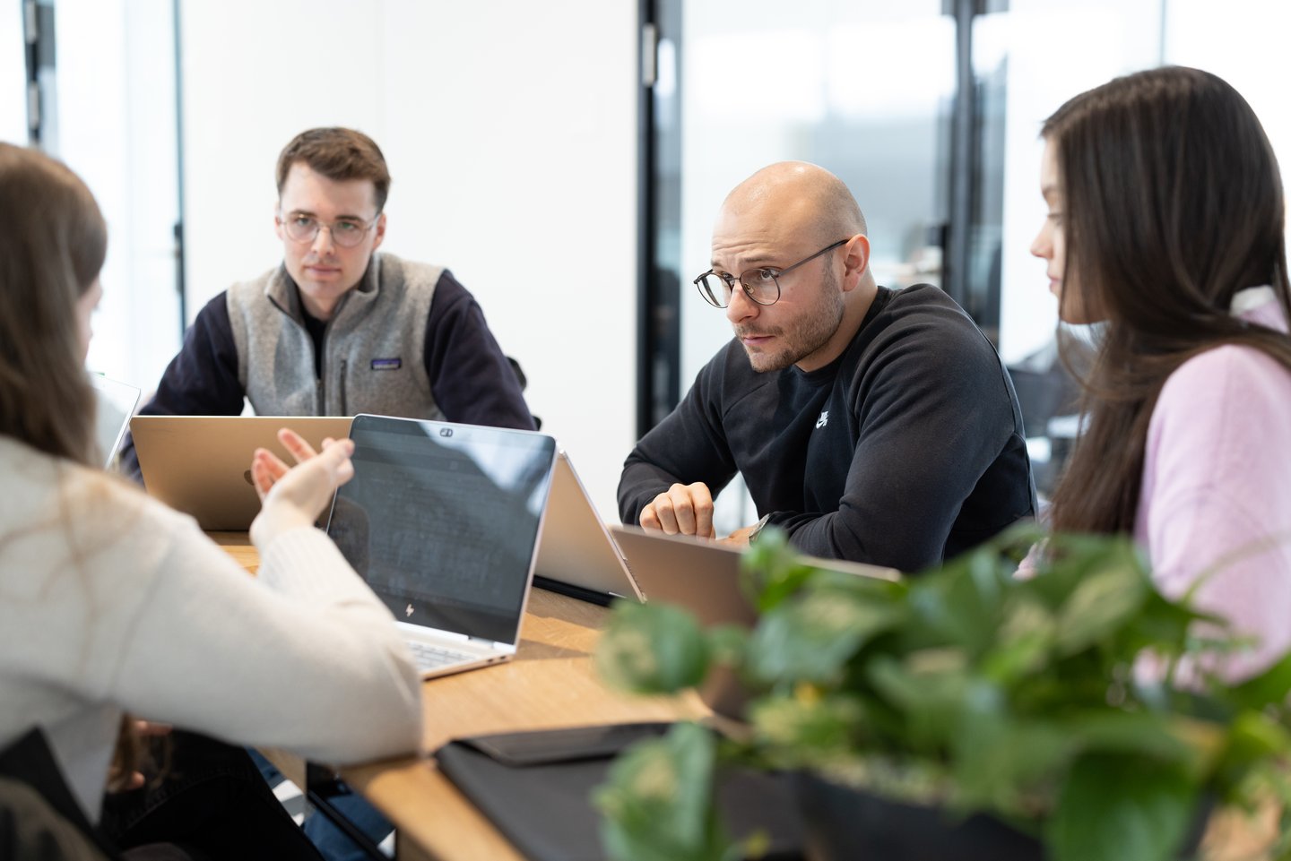Studierende in einem Gruppenmeeting
