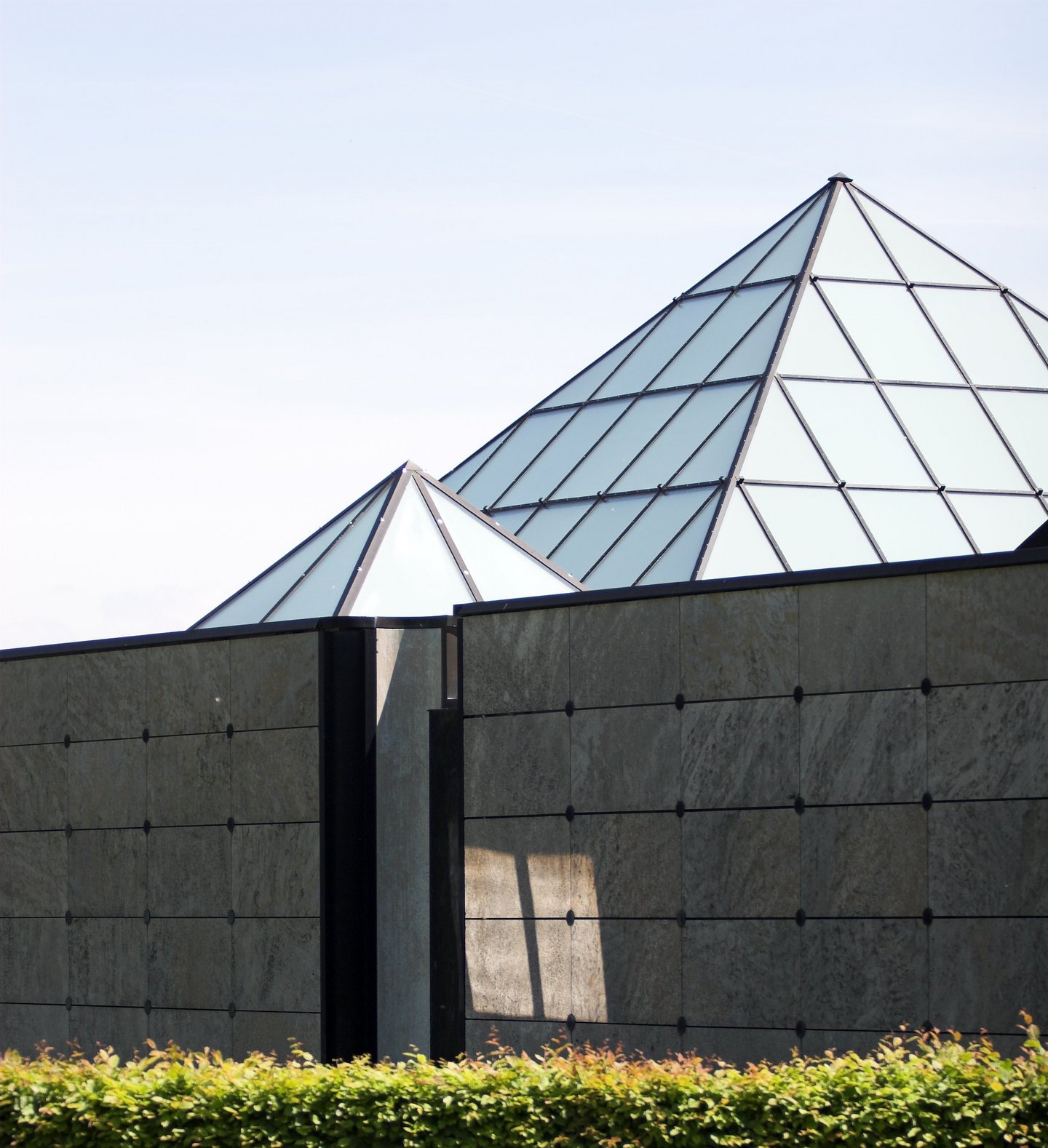 B-Gebäude der HSG mit Glaspyramide