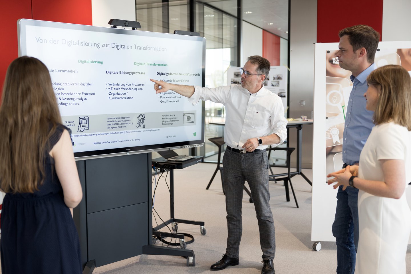 Mitarbeitende des Instituts besprechen den nächsten Workshop