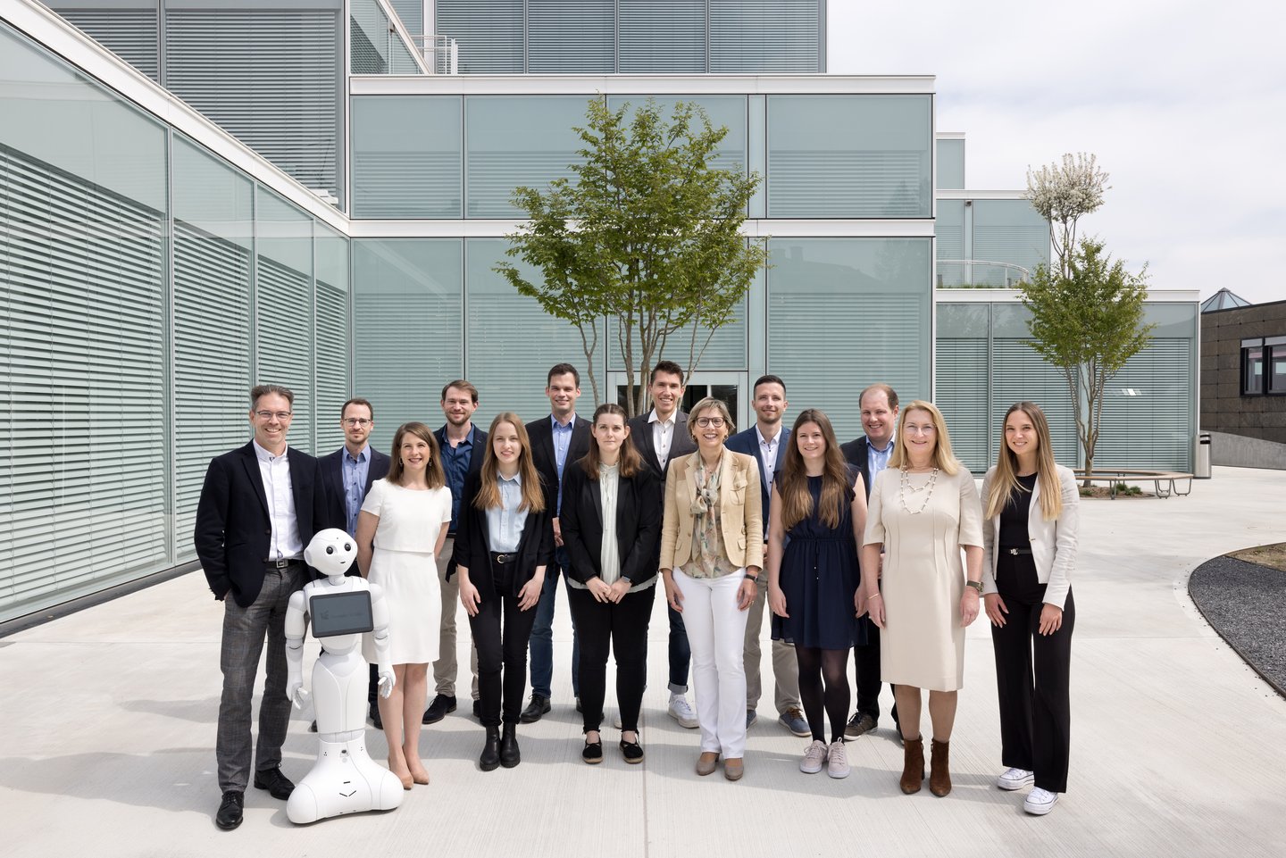 Teamfoto vor dem Square